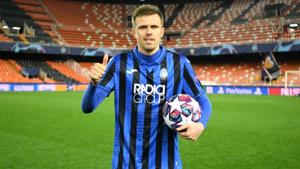 Atalanta's Josip Ilicic celebrates with the match ball.(UEFA) Atalanta's Josip Ilicic celebrates with the match ball.(UEFA)