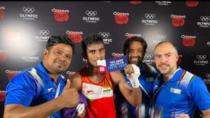 Manish Kaushik with coaches.(BFI) Manish Kaushik with coaches.(BFI)