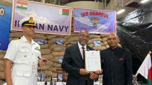 India’s envoy Abhay Kumar handed over the rice to Madagascar’s foreign minister Tehindrazanarivelo Djacoba Liva after INS Shardul arrived at Port Antsiranana on March 10.(MEA) India’s envoy Abhay Kumar handed over the rice to Madagascar’s foreign minister Tehindrazanarivelo Djacoba Liva after INS Shardul arrived at Port Antsiranana on March 10.(MEA)