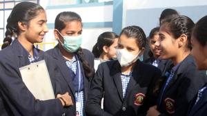 Students wearing protective masks as a precautionary measure against coronavirus.(HT PHOTO.) Students wearing protective masks as a precautionary measure against coronavirus.(HT PHOTO.)
