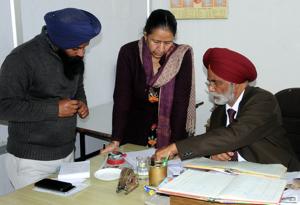 Punjab Agro Industries chairman Joginder Singh Mann conducting inspection in Patiala on Thursday.(Bharat Bhushan/ HT) Punjab Agro Industries chairman Joginder Singh Mann conducting inspection in Patiala on Thursday.(Bharat Bhushan/ HT)