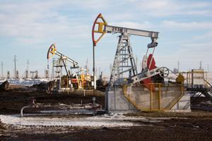 Oil pumping jacks, also known as "nodding donkeys", operate in an oilfield near Almetyevsk, Tatarstan, Russia, on March 11, 2020.(Bloomberg) Oil pumping jacks, also known as "nodding donkeys", operate in an oilfield near Almetyevsk, Tatarstan, Russia, on March 11, 2020.(Bloomberg)