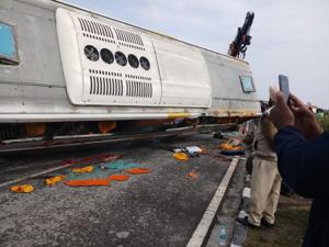 The bus met with an accident on Dhariwal bypass, 13 km from Gurdaspur.(HT Photo) The bus met with an accident on Dhariwal bypass, 13 km from Gurdaspur.(HT Photo)