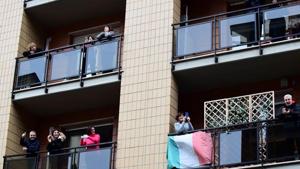 People take part in a flashmob from a balcony over Turin's Isonzo street, as the Italian government continues restrictive movement.(REUTERS) People take part in a flashmob from a balcony over Turin's Isonzo street, as the Italian government continues restrictive movement.(REUTERS)