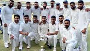 Saurashtra cricketers with the Ranji Trophy title.(Twitter) Saurashtra cricketers with the Ranji Trophy title.(Twitter)