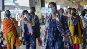 Pssengers wear masks as a preventive measure against coronavirus at Bhubaneswar Railway Station.(PTI) Pssengers wear masks as a preventive measure against coronavirus at Bhubaneswar Railway Station.(PTI)