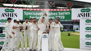 Tim Paine of Australia lifts the Ashes Urn with his teammates during Day Four of the 5th Specsavers Ashes Test between England and Australia(Getty Images) Tim Paine of Australia lifts the Ashes Urn with his teammates during Day Four of the 5th Specsavers Ashes Test between England and Australia(Getty Images)