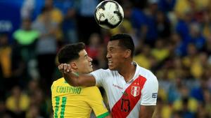 Renato Tapia of Peru heads the ball against Philippe Coutinho of Brazil.(Getty Images) Renato Tapia of Peru heads the ball against Philippe Coutinho of Brazil.(Getty Images)