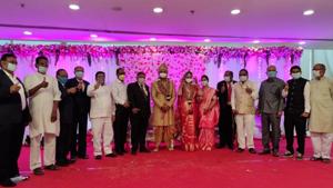 This hat-ke shaadi took place in the Vashi area of Navi Mumbai.(Twitter/@ANI) This hat-ke shaadi took place in the Vashi area of Navi Mumbai.(Twitter/@ANI)
