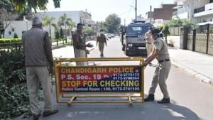 Chandigarh Police cordoning off the lane in Sector 21D where one case of Covid-19 was confirmed in Chandigarh on Thursday.(Ravi Kumar/Hindustan Times) Chandigarh Police cordoning off the lane in Sector 21D where one case of Covid-19 was confirmed in Chandigarh on Thursday.(Ravi Kumar/Hindustan Times)
