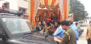 Police officials check a marriage palace in wake of Covid-19 in Jalandhar on Saturday.(Pardeep Pandit/HT Photo) Police officials check a marriage palace in wake of Covid-19 in Jalandhar on Saturday.(Pardeep Pandit/HT Photo)