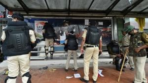 Police remove posters and boards from the anti-CAA protest site at Shaheen Bagh, New Delhi, March 24, 2020(PTI) Police remove posters and boards from the anti-CAA protest site at Shaheen Bagh, New Delhi, March 24, 2020(PTI)