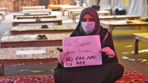 Protesters at the sit-in site of protests against the CAA, NRC and NPR at Shaheen Bagh in New Delhi on March 22, 2020.(Burhaan Kinu/HT PHOTO) Protesters at the sit-in site of protests against the CAA, NRC and NPR at Shaheen Bagh in New Delhi on March 22, 2020.(Burhaan Kinu/HT PHOTO)