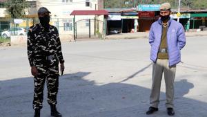 Police personnel patrolling in Mandi town on Tuesday.(Birbal Sharma/HT) Police personnel patrolling in Mandi town on Tuesday.(Birbal Sharma/HT)