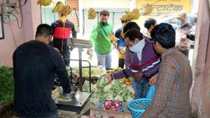 Supply of essential items like milk, bread and vegetables in other districts including Una, Hamirpur, Chamba and Mandi was smooth.(HT Photo) Supply of essential items like milk, bread and vegetables in other districts including Una, Hamirpur, Chamba and Mandi was smooth.(HT Photo)