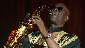 Camoroonese musician Manu Dibango plays his saxaphone during French designer Sorbier's Spring/Summer 2005 high fashion collection in Paris, January 26, 2005.(Reuters) Camoroonese musician Manu Dibango plays his saxaphone during French designer Sorbier's Spring/Summer 2005 high fashion collection in Paris, January 26, 2005.(Reuters)