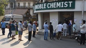 People in a queue outside a medical store in Mumbai during the nationwide lockdown in the wake of coronavirus on Wednesday.(Bhushan Koyande/ HT Photo) People in a queue outside a medical store in Mumbai during the nationwide lockdown in the wake of coronavirus on Wednesday.(Bhushan Koyande/ HT Photo)