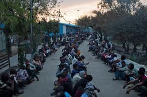 Daily wage workers and homeless people wait for food outside a government-run night shelter in New Delhi on Wednesday.(Reuters Photo) Daily wage workers and homeless people wait for food outside a government-run night shelter in New Delhi on Wednesday.(Reuters Photo)
