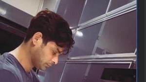Sidharth Shukla cooks in his house during quarantine. Sidharth Shukla cooks in his house during quarantine.