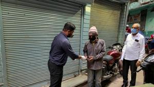 Volunteers of Delhi Youth Welfare Association, a community organisation handing over cash -- Rs 3000-- to a daily wager in the Walled City(HT Photo) Volunteers of Delhi Youth Welfare Association, a community organisation handing over cash -- Rs 3000-- to a daily wager in the Walled City(HT Photo)