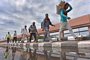 Migrant workers walk back to their villages after the Centre announced a nationwide lockdown for three weeks due to the coronavirus outbreak, March 27, 2020(Sanchit Khanna/HT PHOTO) Migrant workers walk back to their villages after the Centre announced a nationwide lockdown for three weeks due to the coronavirus outbreak, March 27, 2020(Sanchit Khanna/HT PHOTO)