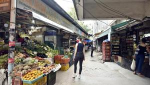 A view of a vegetable market at Delhi’s CR Park Market No 2 on the second day of national lockdown imposed by PM Narendra Modi to curb the spread of coronavirus,(Sanjeev Verma/HT PHOTO) A view of a vegetable market at Delhi’s CR Park Market No 2 on the second day of national lockdown imposed by PM Narendra Modi to curb the spread of coronavirus,(Sanjeev Verma/HT PHOTO)
