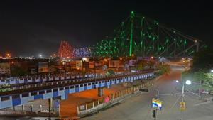 Howrah Bridge wears a deserted look on Day 3 of the 21 day nationwide lockdown to check the spread of coronavirus, in Kolkata, West Bengal.(Samir Jana / Hindustan Times) Howrah Bridge wears a deserted look on Day 3 of the 21 day nationwide lockdown to check the spread of coronavirus, in Kolkata, West Bengal.(Samir Jana / Hindustan Times)