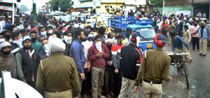 Heavy rush at vegetable market near Jalandhar Bypass in Ludhiana on Saturday.(Gurpreet Singh/HT) Heavy rush at vegetable market near Jalandhar Bypass in Ludhiana on Saturday.(Gurpreet Singh/HT)