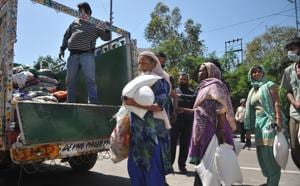Migrant daily wage labourers receive essentials being distributed during the lockdown in Jammu on Sunday.(Nitin Kanotra) Migrant daily wage labourers receive essentials being distributed during the lockdown in Jammu on Sunday.(Nitin Kanotra)