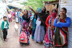 People carrying goods distributed by the district administration in Mandi on Sunday.(Birbal Sharma) People carrying goods distributed by the district administration in Mandi on Sunday.(Birbal Sharma)