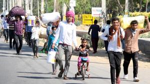Migrant workers and their families head to their home towns and villages on foot on Sunday.(Yogendra Kumar/HT PHOTO) Migrant workers and their families head to their home towns and villages on foot on Sunday.(Yogendra Kumar/HT PHOTO)