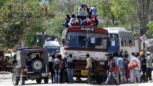 Migrant workers try to board an overcrowded bus to return to their home on Day 5 of the 21 day nationwide lockdown to curb the spread of coronavirus, at Asti Road, Bakshi Ka Talab, in Lucknow, on Sunday, March 29, 2020.(Dheeraj Dhawan / HT file photo) Migrant workers try to board an overcrowded bus to return to their home on Day 5 of the 21 day nationwide lockdown to curb the spread of coronavirus, at Asti Road, Bakshi Ka Talab, in Lucknow, on Sunday, March 29, 2020.(Dheeraj Dhawan / HT file photo)