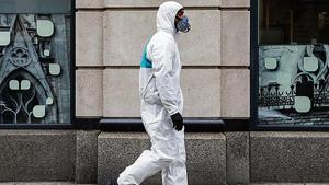 A man wears personal protective equipment (PPE) as he walks on First Avenue, during the coronavirus disease (COVID-19) outbreak, in New York.(REUTERS) A man wears personal protective equipment (PPE) as he walks on First Avenue, during the coronavirus disease (COVID-19) outbreak, in New York.(REUTERS)