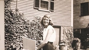 In 1962, American writer and poet Sylvia Plath and her husband, Ted Hughes (also a successful writer), decided to take up beekeeping.(sylviaplathpoetry)