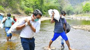 Covid-19: Pathanamthitta Collector P B Nooh (white shirt) carrying rice and essentials to an isolated family due to the lockdown.(HT Photo/ Special arrangement) Covid-19: Pathanamthitta Collector P B Nooh (white shirt) carrying rice and essentials to an isolated family due to the lockdown.(HT Photo/ Special arrangement)