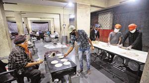 Members of Gurudwara Shri Guru Singh Sabha at Ganesh peth, preparing food for at least 3,000 people on Thursday.(Pratham Gokhale/HT Photo) Members of Gurudwara Shri Guru Singh Sabha at Ganesh peth, preparing food for at least 3,000 people on Thursday.(Pratham Gokhale/HT Photo)