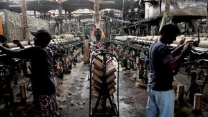 Workers busy in day shift at India Jute Mill, Serampore, Hooghly, West Bengal .(Indranil Bhoumik/HT/Mint) Workers busy in day shift at India Jute Mill, Serampore, Hooghly, West Bengal .(Indranil Bhoumik/HT/Mint)