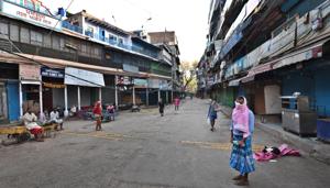 Labourers amid shuttered shops in the Sadar Bazaar market, on day fourteen of the 21 day nationwide lockdown to check the spread of coronavirus, near New Delhi Railway Station in New Delhi, India, on Tuesday, April 7, 2020.(Ajay Aggarwal/HT photo) Labourers amid shuttered shops in the Sadar Bazaar market, on day fourteen of the 21 day nationwide lockdown to check the spread of coronavirus, near New Delhi Railway Station in New Delhi, India, on Tuesday, April 7, 2020.(Ajay Aggarwal/HT photo)