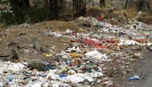 Katraj ghat road out side garbage at Katraj in Pune. (Photo by Rahul Raut/HT PHOTO) Katraj ghat road out side garbage at Katraj in Pune. (Photo by Rahul Raut/HT PHOTO)