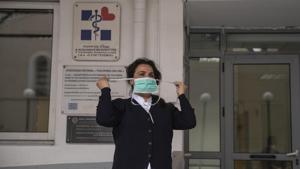 A member of hospital staff wears a mask to protect against the spread of the coronavirus as hospital employees gather to protest at Evagelismos hospital on World Health Day, in Athens, Tuesday, April 7, 2020.(AP photo) A member of hospital staff wears a mask to protect against the spread of the coronavirus as hospital employees gather to protest at Evagelismos hospital on World Health Day, in Athens, Tuesday, April 7, 2020.(AP photo)