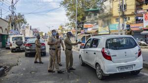 Police personnel stop commuters during the lockdown triggered by coronavirus disease Covid-19 in Dehradun.(PTI Photo) Police personnel stop commuters during the lockdown triggered by coronavirus disease Covid-19 in Dehradun.(PTI Photo)