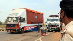 Jharkhand Police officials check vehicles entering state from neighbouring West Bengal and Odisha during the nationwide lockdown in the wake of coronavirus pandemic, near Jamshedpur.(PTI Photo) Jharkhand Police officials check vehicles entering state from neighbouring West Bengal and Odisha during the nationwide lockdown in the wake of coronavirus pandemic, near Jamshedpur.(PTI Photo)