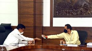 Maharashtra CM Uddhav Thackeray gives hand sanitiser to a minister as he chairs a cabinet meeting via video conference, on Tuesday.(ANI Photo) Maharashtra CM Uddhav Thackeray gives hand sanitiser to a minister as he chairs a cabinet meeting via video conference, on Tuesday.(ANI Photo)
