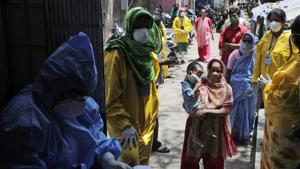 People wait to give their samples to medical staff at a slum area during lockdown to control the spread of the new coronavirus in Mumbai, India, Monday, April 6, 2020.(AP) People wait to give their samples to medical staff at a slum area during lockdown to control the spread of the new coronavirus in Mumbai, India, Monday, April 6, 2020.(AP)