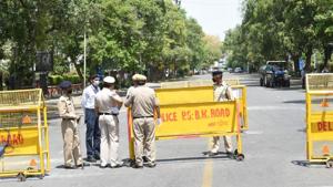 The Bengali Market area has been sealed by Delhi Police after three Covid-19 positive patients were found.(Arvind Yadav/HT Photo) The Bengali Market area has been sealed by Delhi Police after three Covid-19 positive patients were found.(Arvind Yadav/HT Photo)