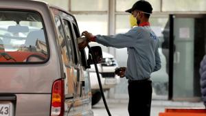 All petrol pumps across major cities in Odisha have decided not to dispense fuel to anyone who is not wearing a mask.(HT PHOTO.) All petrol pumps across major cities in Odisha have decided not to dispense fuel to anyone who is not wearing a mask.(HT PHOTO.)