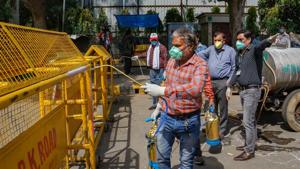 The Delhi government on Wednesday made it compulsory for people to wear face masks in public places to prevent the spread of coronavirus.(PTI photo) The Delhi government on Wednesday made it compulsory for people to wear face masks in public places to prevent the spread of coronavirus.(PTI photo)