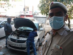 Delhi Police personnel help a doctor whose car broke down during the ongoing coronavirus lockdown. Delhi Police personnel help a doctor whose car broke down during the ongoing coronavirus lockdown.