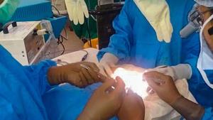 Doctors perform surgery of police personnel who were assaulted in the clash with Nihangs in Patiala, in Chandigarh, Sunday 12, 2020.(PTI) Doctors perform surgery of police personnel who were assaulted in the clash with Nihangs in Patiala, in Chandigarh, Sunday 12, 2020.(PTI)