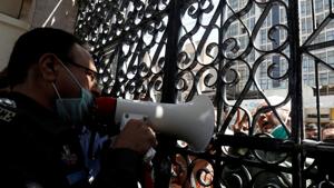 FILE PHOTO: A police officer uses a megaphone, requesting people to go and pray at home, at the locked entrance gate of a mosque during a lockdown after Pakistan shut all markets, public places and discouraged large gatherings amid an outbreak of coronavirus disease (COVID-19), in Karachi, Pakistan March 27, 2020.(REUTERS) FILE PHOTO: A police officer uses a megaphone, requesting people to go and pray at home, at the locked entrance gate of a mosque during a lockdown after Pakistan shut all markets, public places and discouraged large gatherings amid an outbreak of coronavirus disease (COVID-19), in Karachi, Pakistan March 27, 2020.(REUTERS)